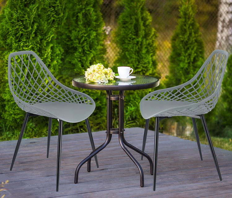 Szare krzesło Kifo 4X wykorzystane w nowoczesnym wnętrzu ogrodowym