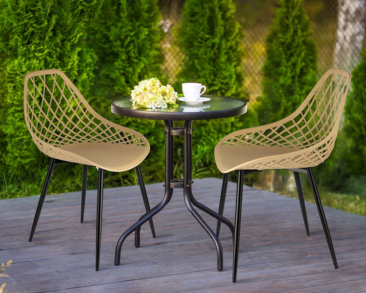Beżowe krzesło Kifo 4X wykorzystane w nowoczesnym wnętrzu ogrodowym