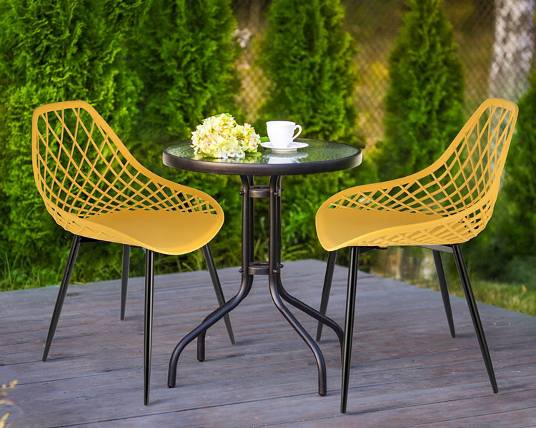 Musztardowe krzesło Kifo 4X wykorzystane w nowoczesnym wnętrzu ogrodowym