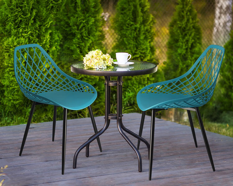 Krzesło Blake 4X w kolorze marine wykorzystane w nowoczesnym wnętrzu ogrodowym