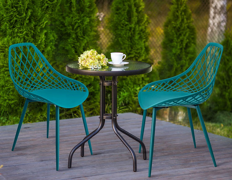 Taras z wykorzystaniem nowoczesnego ażurowego krzesła morski niebieski Blake 5X