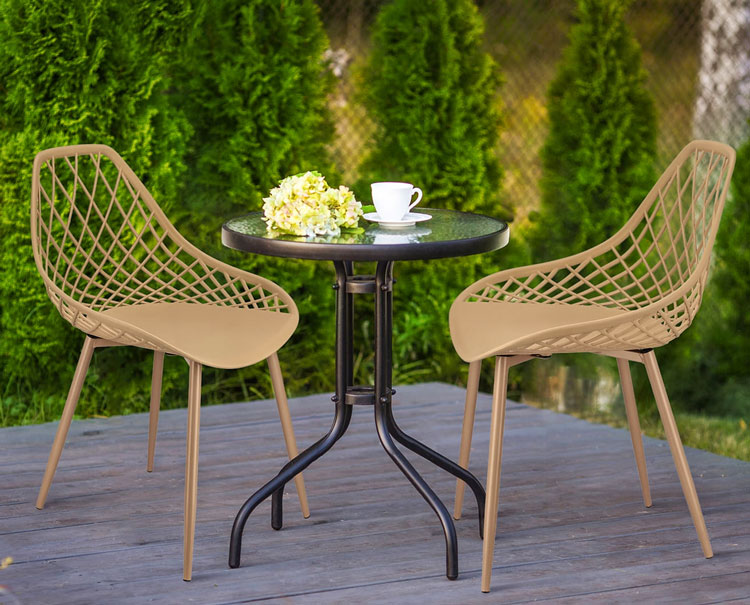 Taras z wykorzystaniem beżowego nowoczesnego ażurowego krzesła Blake 5X