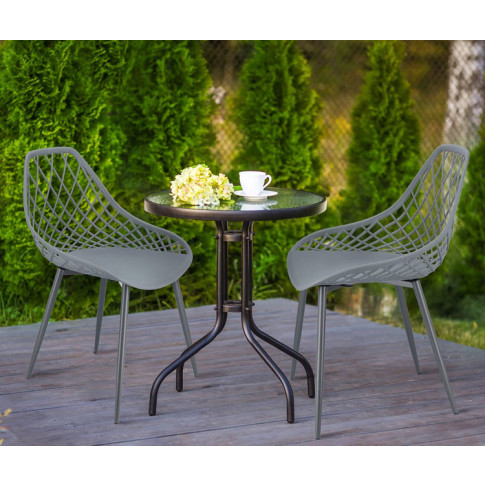 taras ogrodowy z wykorzystaniem ażurowego szarego krzesła Kifo 5X