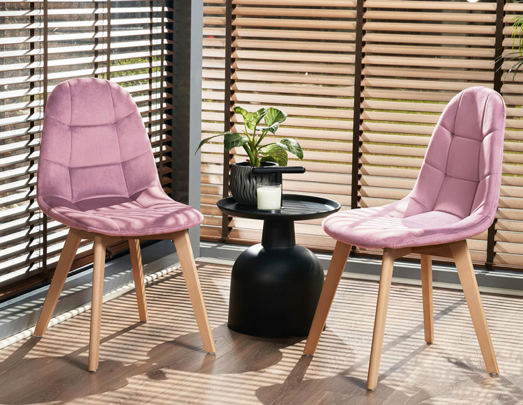Salon nowoczesny z zastosowaniem różowego krzesła welurowego Oder