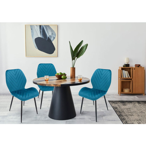 welurowe metalowe tapicerowane krzesło Upio morski niebieski w nowoczesnym salonie