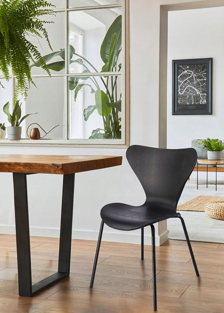 Salon z zastosowaniem metalowego krzesła Turex w kolorze czarnym