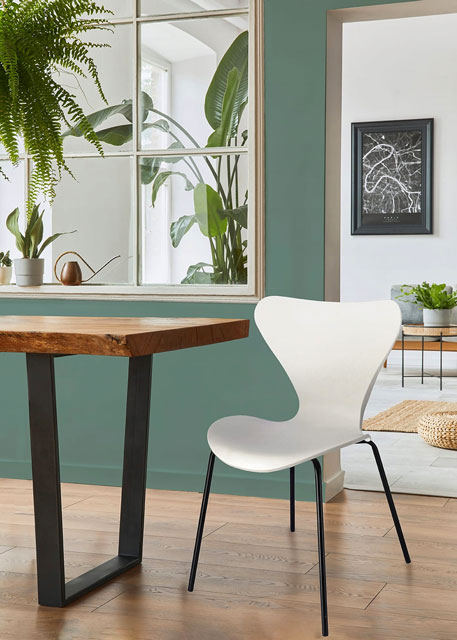 Salon z zastosowaniem metalowego krzesła Turex w kolorze białym