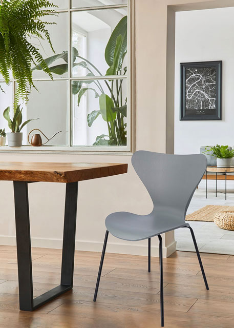 Salon z zastosowaniem metalowego krzesła Turex w kolorze szarym