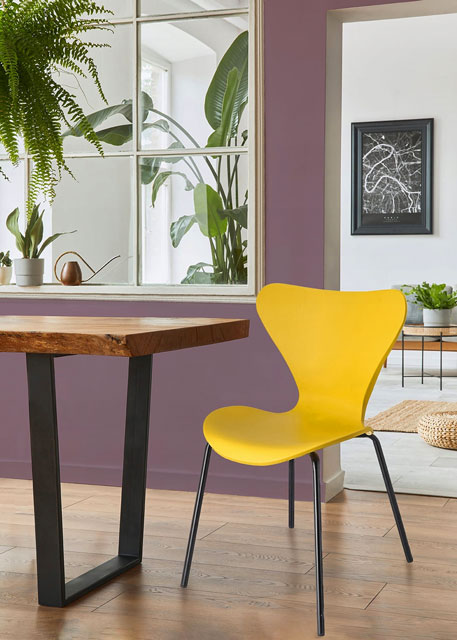 Salon z zastosowaniem metalowego krzesła Bico w kolorze żółtym