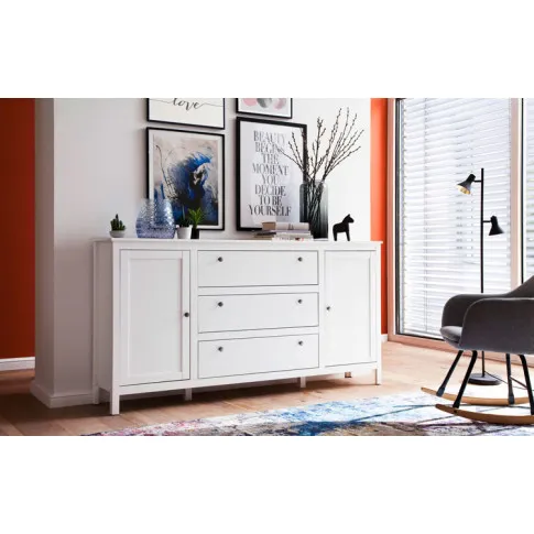 nowoczesne wnętrze z wykorzystaniem białej komody z 3 szufladami i 2 szafkami Jasaro 4X