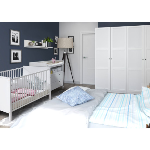 sypialnia z wykorzystaniem białego skandynawskiego łóżeczka niemowlęcego Jasaro 7X