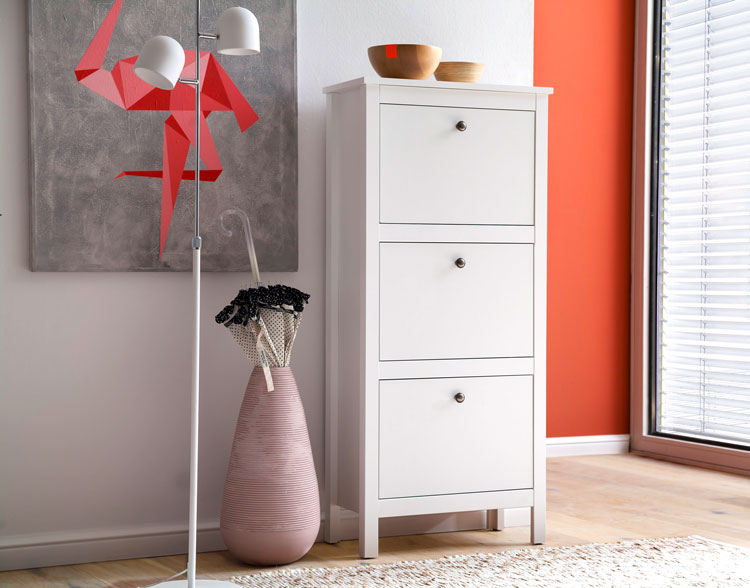 Przedpokój z wykorzystaniem trzydrzwiowej szafki na buty Omaron 15X