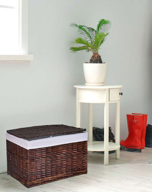 Przedpokój z wykorzystaniem kosza wiklinowego z pokrywą Cider 4X