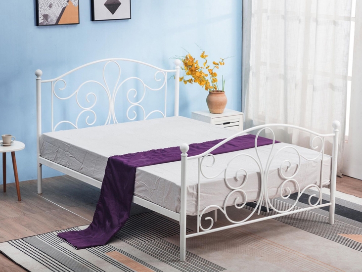 Metalowe łózko ze zdobionymi zagłówkami Doka