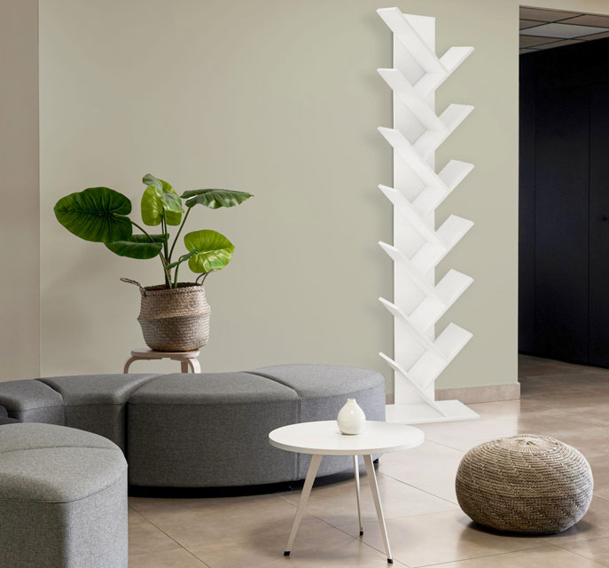 Salon z wykorzystaniem regału drzewko Figo 4X w kolorze białym