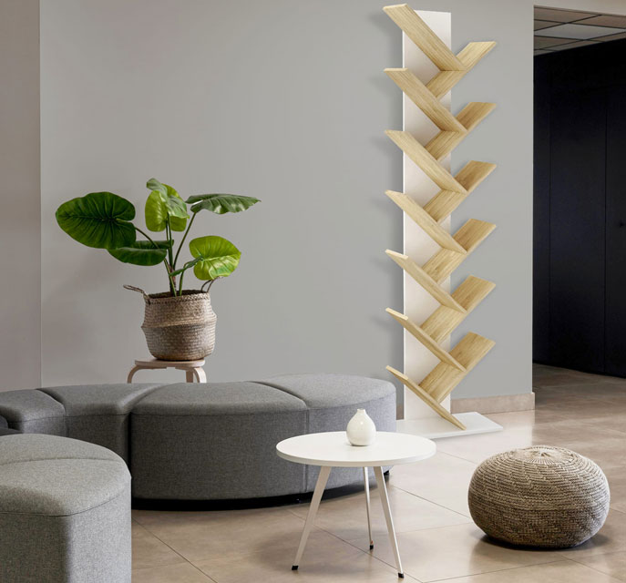 Salon z wykorzystaniem regału drzewko Figo 4X w kolorze biały + dąb sonoma