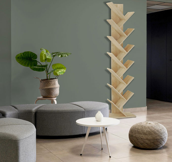 Salon z wykorzystaniem regału drzewko Livro 4X w kolorze dąb sonoma