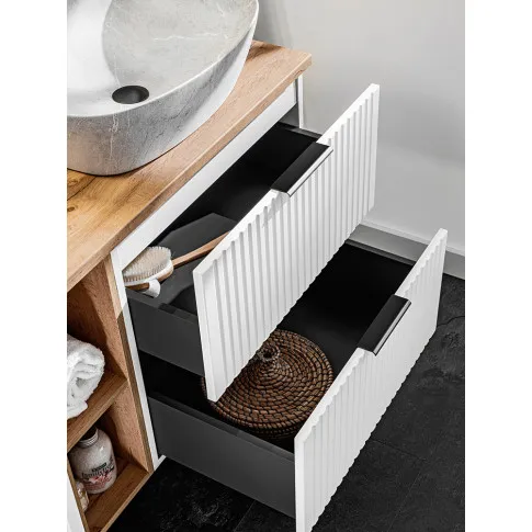 Białe frezowane szafki Iconic