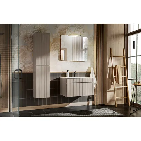 Aranżacja z kompletem wiszących beżowych szafek łazienkowych Dione