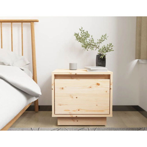 Skandynawska sypialnia z wykorzystaniem drewnianej szafki nocnej Povo