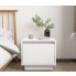 Sypialnia z wykorzystaniem białej drewnianej szafki Povo