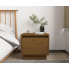 Sypialnia nowoczesna z drewnianą szafką nocną Povo miodowy brąz