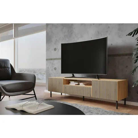 Nowoczesny salon z wykorzystaniem szafki rtv na nóżkach dąb artisan Kemi 3X