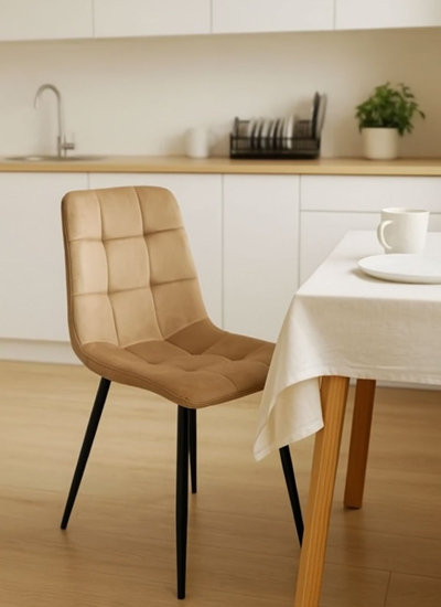 Kremowe pikowane krzesło na czarnych nogach Bionis