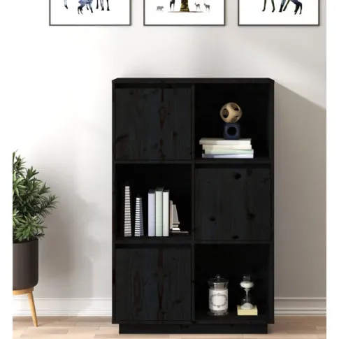 Wnętrze z wykorzystaniem czarnego regału z litego drewna sosnowego Ovos 4X