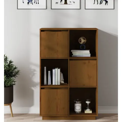 Brązowy regał skandynawski w kolorze miodowy brąz Ovos 4X w przykładowym wnętrzu