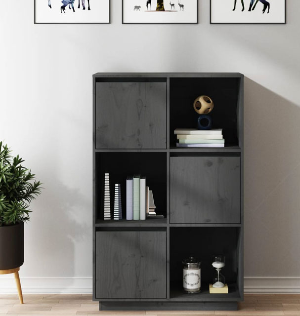 Wnętrze z wykorzystaniem szarego regału z litego drewna Sorik 4X