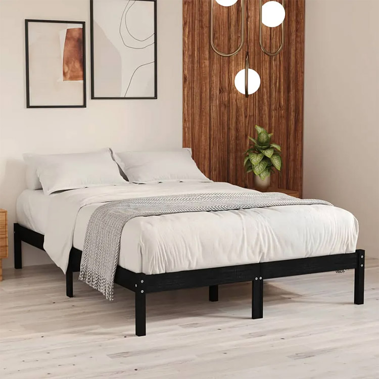 Aranżacja z drewnianym czarnym łóżkiem 140x200 Vilmo 5X