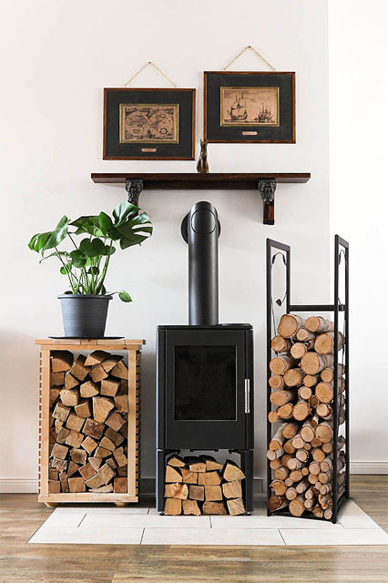 Czarny stojak do drewna ze zdobieniami Celine 4X