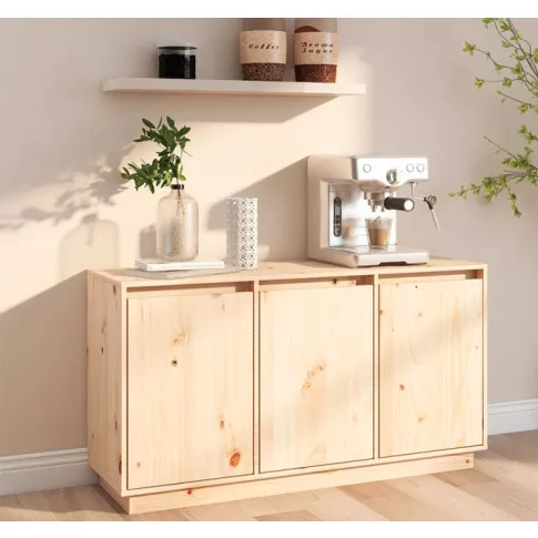 Sosnowa komoda drewniana Jodi 4X w skandynawskim salonie