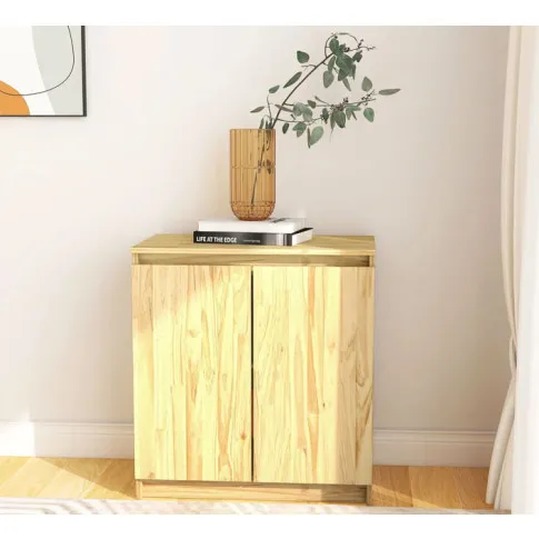 Wnętrze z wykorzystaniem sosnowej szafki dwudrzwiowej Jodi 4X