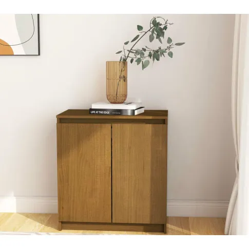 Wnętrze z wykorzystaniem drewnianej szafki dwudrzwiowej Jodi 3X