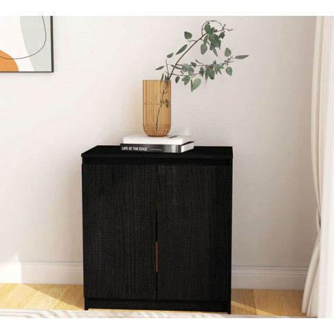 Salon z wykorzystaniem szarej szafki drewnianej dwudrzwiowej Jodi 3X czarna