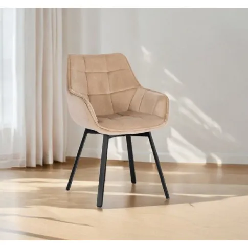 welurowe beżowe krzesło na czarnych nogach
