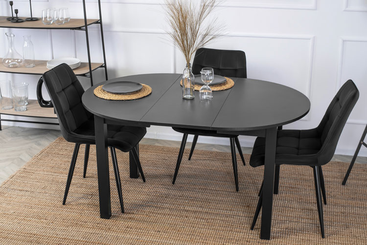 Rozkładany czarny okrągły stół z welurowymi czarnymi krzesłami Vaki