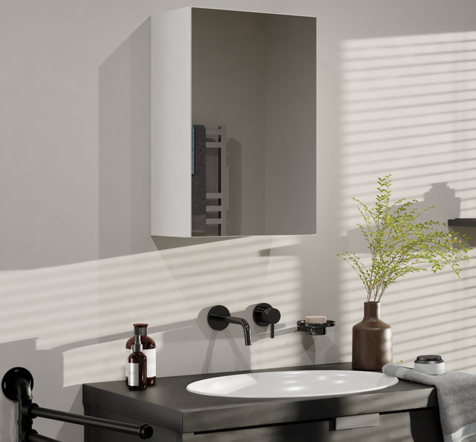 Łazienka z zastosowaniem białej szafki z lustrem nad umywalkę Polagros 3X