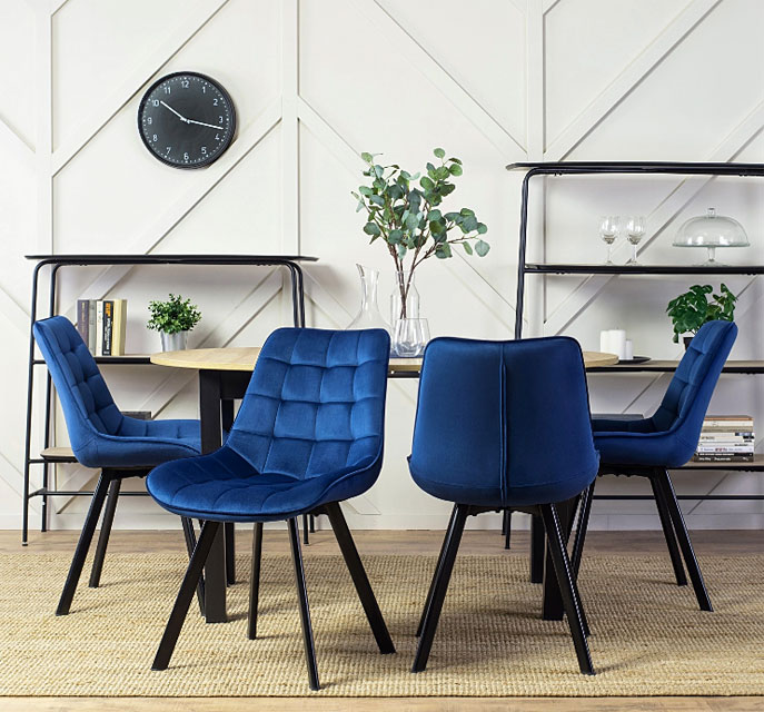 Rozkładany okrągły stół z 4 welurowymi granatowymi krzesłami Flegris