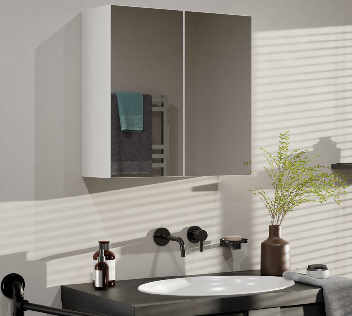 Łazienka z zastosowaniem białej szafki z lustrem nad umywalkę Polagros 4X
