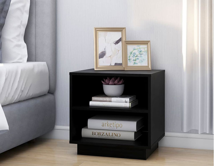 Skandynawska sypialni z czarnym stolikiem nocnym z drewna Ozela