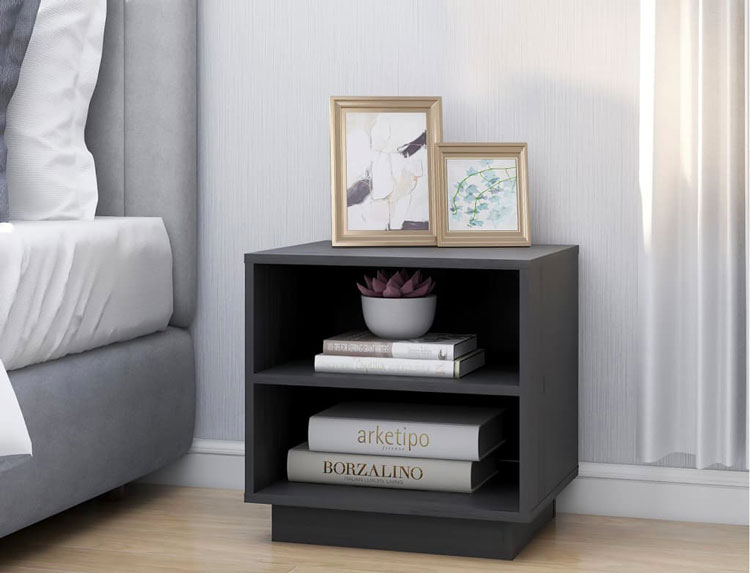 Skandynawska sypialni z szarym stolikiem nocnym z drewna Ozela