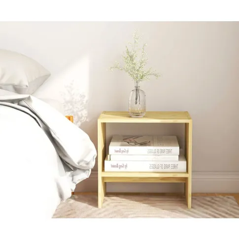 Sypialnia skandynawska z wykorzystaniem sosnowego stolika nocnego z półką Xano