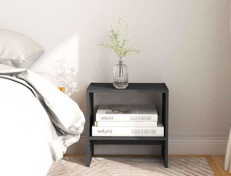 Drewniana szara szafka nocna Callan w przykładowej sypialni