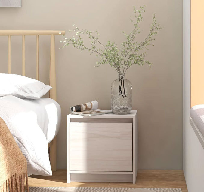 Sypialnia skandynawska z wykorzystaniem białej drewnianej szafki nocnej Veco