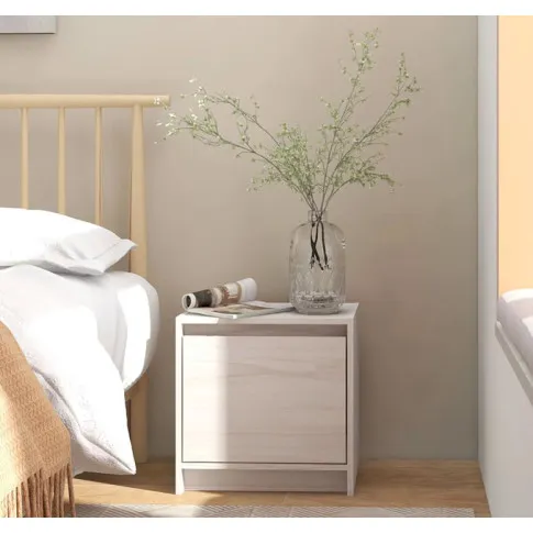 Biała drewniana szafka Veco w skandynawskiej sypialni
