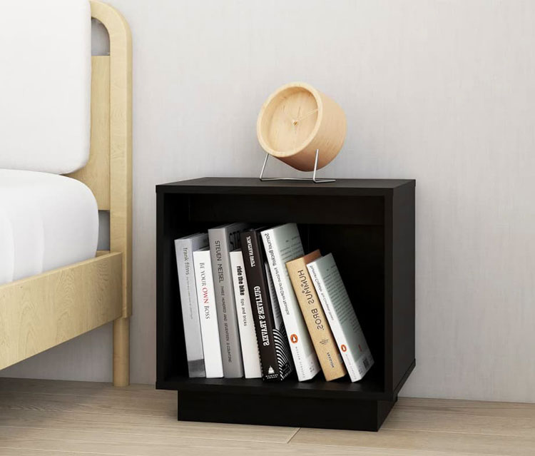 Czarna drewniana szafka nocna Bakin w przykładowym wnętrzu