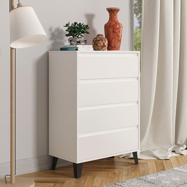 Wnętrze z wykorzystaniem komody z 4 szufladami białej Hallor 5X